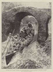Királyi látogatás Írországban, a Királyi Hajó, amely a Rapids-re lövi a Killarney-tó Old Weir-hídját